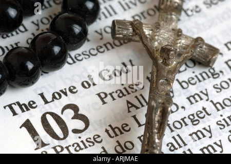 Rosaire sur une Bible montrant les mots l'amour de Dieu Banque D'Images