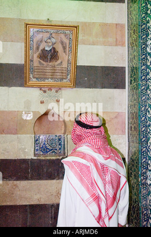 Moment de réflexion pour pèlerin au Mausolée de Saladin, à côté de la mosquée des Omeyyades, Damas, en Syrie, au Moyen-Orient. DSC 5587 Banque D'Images