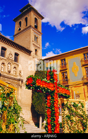 Dia de la Cruz, floral croix avec l'église de Santa Ana dans l'arrière-plan, Plaza Nova, Grenade, Andalousie, Espagne Banque D'Images