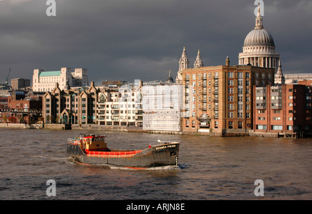 Péniche sur la Tamise par la Cathédrale St Paul Banque D'Images