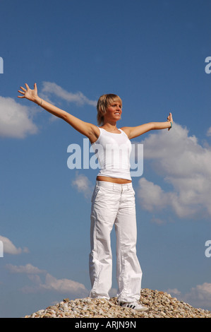 Jung Frau in weiß Yoga draußen - jeune femme en blanc à l'extérieur de yoga Banque D'Images