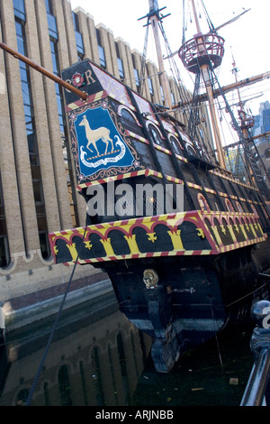 Réplique de Sir Francis Drake's ship du Golden Hind dans dock Southwark London UK Banque D'Images