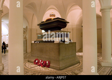 Des couronnes de coquelicots placés par la tombe de Lord Horatio Nelson dans la crypte sous le dôme de Saint Paul's Cathedral Londres Angleterre GO Banque D'Images