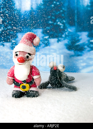 Modèles de la pâte à modeler, Père Noël ou le père Noël et un joint dans une scène d'hiver Banque D'Images