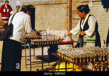 Les femmes vendent des bougies pour beurre croyants en face du principal à Bodnath Stupa, Katmandu, Népal Banque D'Images