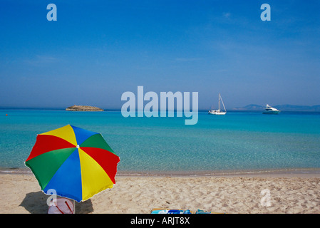 Parapluie colorés sur la plage de plage de Ses Illetes, Majorque, Iles Baléares, Espagne, Méditerranée, Europe Banque D'Images