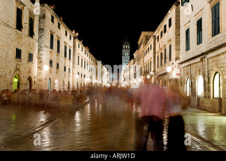 Nuit d'été le temps d'une exposition longue, de personnes et de bâtiments dans la rue principale Stradun Dubrovniks Banque D'Images