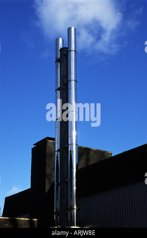 Cheminée en acier inoxydable à partir d'un système de chauffage au gaz dans une école Leichlingen, Rhénanie du Nord-Westphalie, Allemagne. Banque D'Images