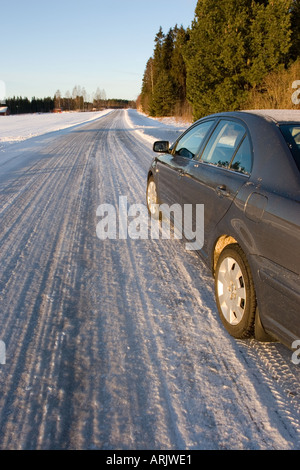 Route glacée glissante à l'hiver et Avensis , Finlande Banque D'Images