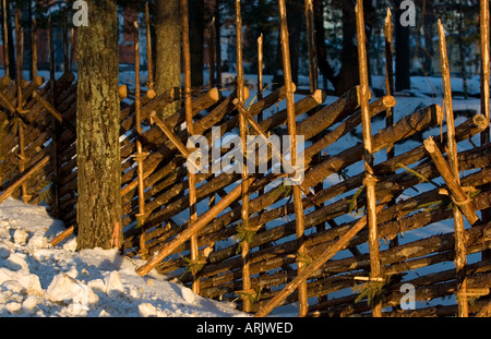 Clôture traditionnelle finlandaise à rail fendu / clôture de bâton en bois faite de poteaux d'épicéa qui sont attachés ensemble à l'aide de joints faits de brindilles de genièvre , Finlande Banque D'Images