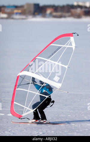 Ski homme sur la glace de mer à l'aide d'hiver un kitewing , Finlande Banque D'Images