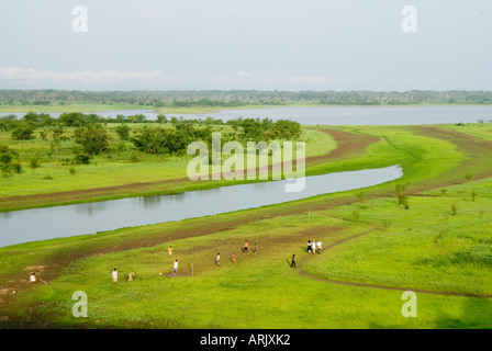 Vue de la rivière Itaya' à partir de 'Le Boulivard' sur le bord de la rivière dans la jungle ville d'Iquitos. Loreto, le Pérou. Banque D'Images