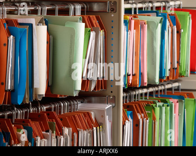 Bureau coloré de nombreux dossiers d'archives et même plusieurs fichiers Banque D'Images