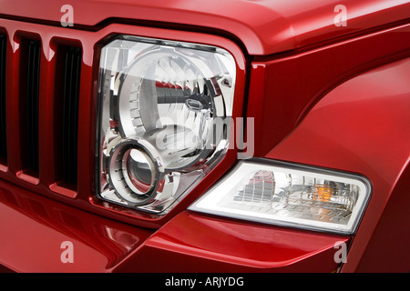 Jeep Liberty 2008 Sport en rouge - Phare Banque D'Images