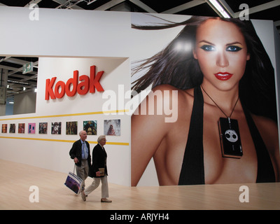 Vieux couple sur la photographie numérique Kodak stand Photokina à Cologne Allemagne Banque D'Images