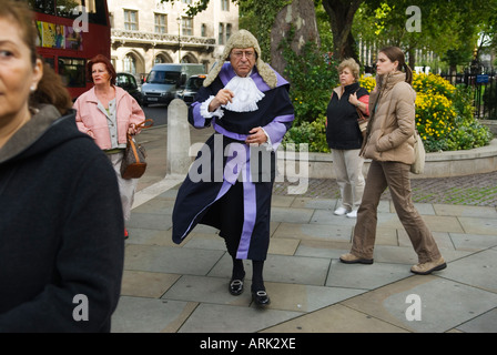 Mieux vaut tard que jamais. Un juge de circuit est en retard, se dépêche d'assister au Lord Chancellors Breakfast pour le début de l'année juridique. Londres Royaume-Uni Banque D'Images