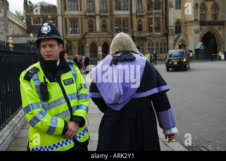 Le juge de circuit en tenue cérémonielle complète arrive à l'abbaye de Westminster pour le petit déjeuner Lord Chancellors. Début de la nouvelle année légale Londres Angleterre Banque D'Images