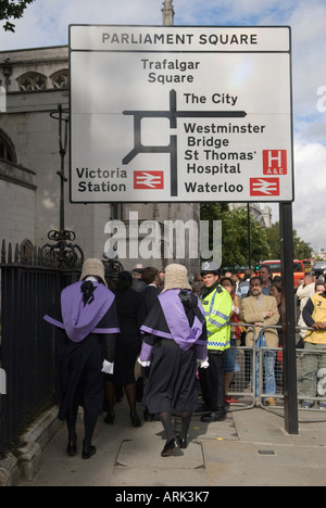 Les juges de circuit en tenue cérémonielle complète partent après le petit déjeuner Lord Chancellors, qui est le début annuel de la nouvelle année légale. Londres Angleterre Royaume-Uni Banque D'Images