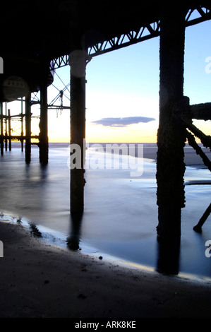 Vue sur ses au coucher du soleil depuis le quai central de Blackpool Banque D'Images