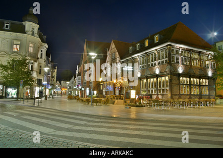 La rue commerçante "achsentor favorisée', avec son bâtiment historique dans le quartier Bergedorf. Hambourg, Allemagne Banque D'Images