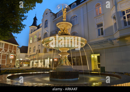 La fontaine "ievers-Brunnen' au Kaiser-Wilhelm-Platz dans le quartier Bergedorf, à droite sur la rue commerçante "achsentor'. Hamb Banque D'Images