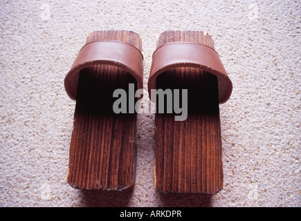 Des chaussures en bois traditionnel japonais Banque D'Images