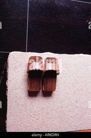 Des chaussures en bois traditionnel japonais Banque D'Images