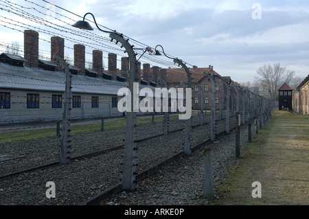 Clôture électrique et bloc de cuisine Auschwitz Banque D'Images