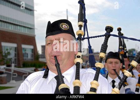 Marching Band sac piper joue de la musique pendant un défilé Detroit Michigan Banque D'Images