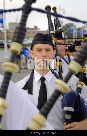 Marching Band sac piper joue de la musique pendant un défilé Detroit Michigan Banque D'Images