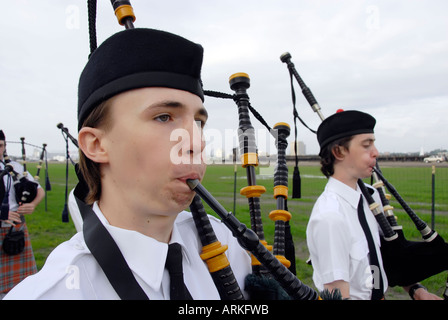 Marching Band sac piper joue de la musique pendant un défilé Detroit Michigan Banque D'Images