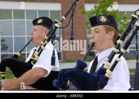 Marching Band sac piper joue de la musique pendant un défilé Detroit Michigan Banque D'Images