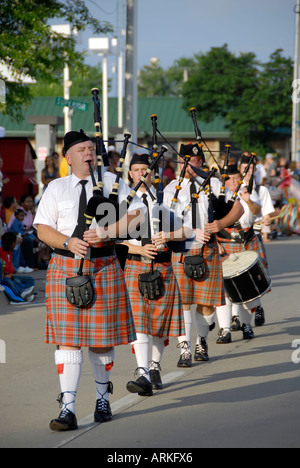 Marching Band sac piper joue de la musique pendant un défilé Detroit Michigan Banque D'Images