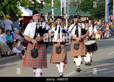 Marching Band sac piper joue de la musique pendant un défilé Detroit Michigan Banque D'Images