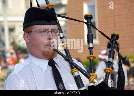 Marching Band sac piper joue de la musique pendant un défilé Detroit Michigan Banque D'Images