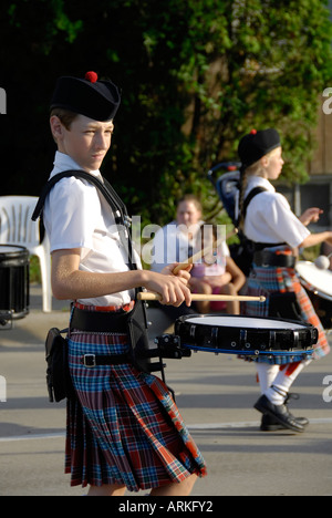 Marching Band sac piper joue de la musique pendant un défilé Detroit Michigan Banque D'Images