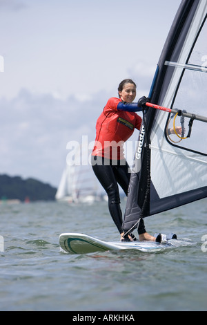 Des cours de PLANCHE À VOILE AU SANDBANKS DORSET Banque D'Images