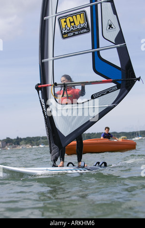 Des cours de PLANCHE À VOILE AU SANDBANKS DORSET Banque D'Images