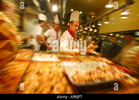 ISTANBUL, TURQUIE. Un typique "lokanta" (restaurant self-service et plats à emporter) sur Istiklal Caddesi dans quartier de Beyoglu. L'année 2007. Banque D'Images