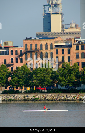 Sculling sur la rivière Maumee Toledo Ohio OH à Banque D'Images