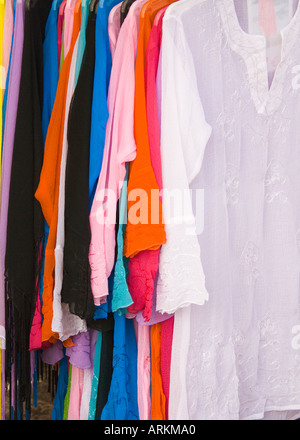 Close-up de robes tuniques ou au marché de San Fernando, Gran Canaria Banque D'Images