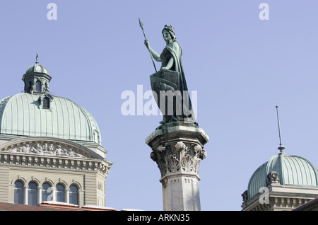 Statue de Raphael Christen (1858) en face de la Palais fédéral ouest (Parlement) symbolise la ville de Berne. Banque D'Images