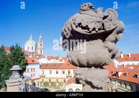 Statue baroque au jardin Vrtbovska Baroque avec l'église Saint Nicolas en arrière-plan, Mala Strana, Prague, République Tchèque Banque D'Images
