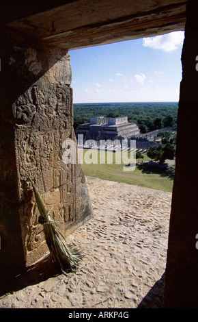 Vue depuis le Château (El Castillo), pyramide Maya, au Temple des Guerriers, Chichen Itza, Yucatan, Mexique Banque D'Images