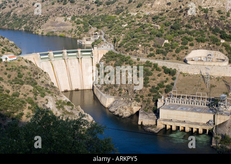 Salle de barrage hydroélectrique de Barca de Alva sur Rio Doura sur Spanish Portuguese border prises à partir de l'Espagne Banque D'Images