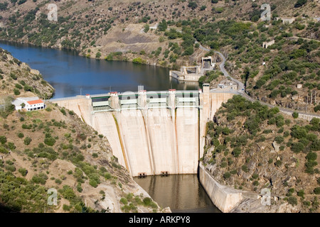 Salle de barrage hydroélectrique de Barca de Alva sur Rio Doura sur Spanish Portuguese border prises à partir de l'Espagne Banque D'Images