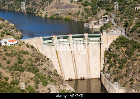 Salle de barrage hydroélectrique de Barca de Alva sur Rio Doura sur Spanish Portuguese border prises à partir de l'Espagne Banque D'Images