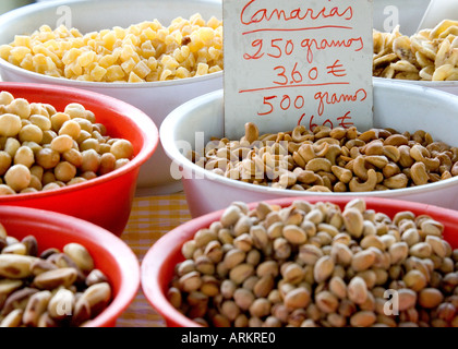 Close-up de fruits et de l'écrou au décrochage du marché de San Fernando, Gran Canaria Banque D'Images