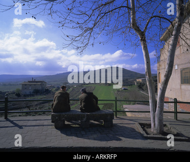 Deux hommes sur un banc, Barbagia, Sardaigne, Italie, Europe Banque D'Images