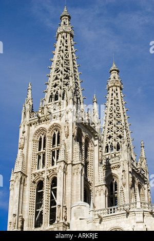 Intricate traceries gothiques en pierre sur flèche de Notre Dame de la cathédrale de Burgos vue de la Plaza del Rey espagne San Fernando Banque D'Images